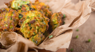 Bolinho de chuva salgado com espinafre: fácil, prático e delicioso