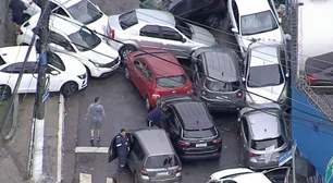 Carros são arrastados por enchente, ficam amontoados e bloqueiam rua na Zona Sul de São Paulo após temporal
