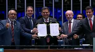 Com presença de Lula, Congresso promulga fim da escala 6x1; veja o momento