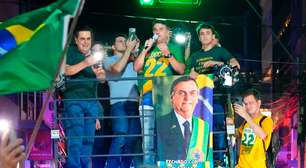 Flávio diz que 'vão ter que aturar Bolsonaro subindo a rampa' ao participar de Bloquinho do 22 em MG