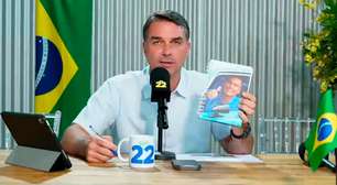 Flávio Bolsonaro comenta pesquisa Datafolha e diz que está 'muito mais na frente' de Lula