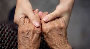 "A conta não fecha": o desafio de cuidar de um parente idoso e dos filhos aos 50 anos