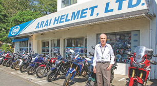Um engenheiro japonês começou a fabricar capacetes para trabalhadores da construção civil. Então, por engano, descobriu que eles eram mais adequados para motociclistas