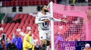 Juninho, ex-Flamengo, marca dois e garante vitória do Pumas no México