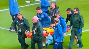 Dibu Martinez deixa campo de maca após choque de cabeça na Premier League