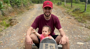 'Marco Véio' recria meme do 'taca-lhe pau' com a filha de 1 ano