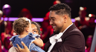 Cantor brasileiro participa do The Voice Portugal e viraliza com surpresa da família que não via há 3 anos