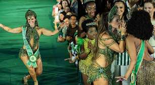 'É a melhor do mundo': Paolla Oliveira beija Iza ao receber coroa de Rainha de Bateria da Imperatriz Leopoldinense e leva web ao delírio com muito samba no pé; atriz retorna à Sapucaí após saída da Grande Rio