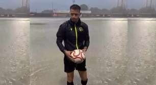 Vídeo: árbitro "testa" gramado mesmo com estádio submerso na Espanha