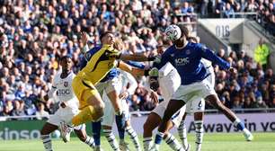 Situação de Dibu Martínez é atualizada após choque de cabeça em jogo da Premier League