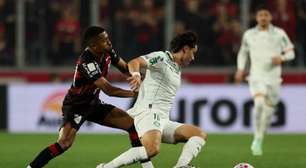 Com um a menos, Palmeiras bate Athletico e volta à ponta do Brasileiro