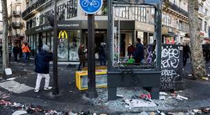Paris tem carros queimados e vidros estilhaçados após protestos se transformarem em tumultos e saques