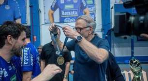 Bernardinho entrega medalha para Bruninho em Campinas