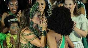 Paolla Oliveira troca selinho com Iza ao receber coroa da Imperatriz Leopoldinense