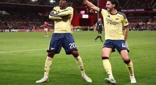 Arsenal sofre até o fim, derrota o Nottingham e segue na cola do City