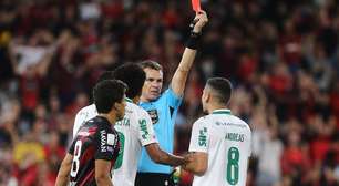 Andreas Pereira é expulso após lance inusitado durante Athletico-PR x Palmeiras; veja vídeo