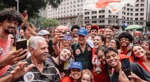 Chico Buarque participa de ato pró-Lula no Rio de Janeiro a uma semana do 2º turno: 'Estamos aqui contra a truculência'