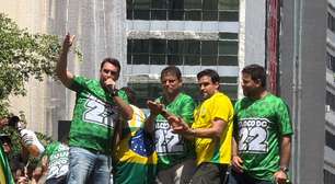 Flávio faz discurso rápido, diz que irá 'poupar a voz' para debate na Band em ato em SP