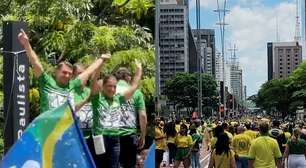 Manifestantes se reúnem na Paulista em ato a favor de Flávio Bolsonaro a uma semana do segundo turno