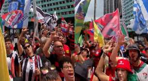 Torcedores de times cariocas se unem em ato pró-Lula no centro do Rio