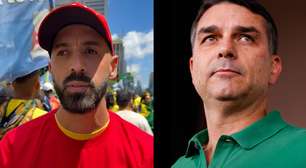 Apoiador de Flávio Bolsonaro se veste de 'petista' em ato na Avenida Paulista: 'Nosso lado aceita democracia'