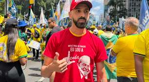 Eleitor de Flávio Bolsonaro aparece vestido de 'petista' em ato na Paulista para mostrar que esquerda 'não é hostilizada' pela oposição