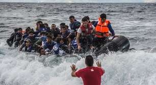 Bebê morre no Mar Egeu após lancha com migrantes colidir com barco da polícia