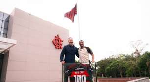 De la Cruz recebe homenagem do Flamengo pelos 100 jogos