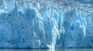 Em 1977, um príncipe saudita levou do Alasca um iceberg milenar de 2 toneladas para solucionar a crise mundial da água