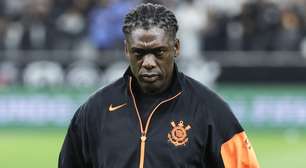 Seedorf acompanha Corinthians de maneira inusitada contra o Vitória; vídeo