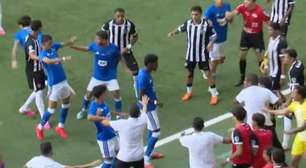 Com sete expulsões e gol do meio-campo, Atlético bate o Cruzeiro