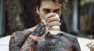 Tatuagens invisíveis que aparecem quando você quer: é assim que funciona a PhotoTat, a tinta fotocrômica ideal para entrevistas de emprego e visitas à sua avó