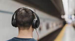 Uso excessivo de fones pode causar danos permanentes à audição
