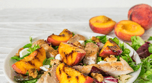 Pêssego grelhado com frango, nozes e folhas verdes: aprenda a fazer essa salada rica em proteínas para o jantar