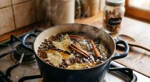 Para que serve ferver folhas de louro com cravos-da-índia e canela em pau?