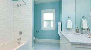 Entenda o poder do azul no banheiro, segundo o Feng Shui, para reequilibrar a casa