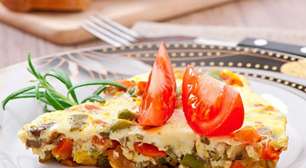 Omelete recheada com legumes e queijo: jantar fácil e saudável