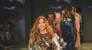 Erika Hilton encerra desfile do Apartamento 03 no SPFW, que celebra o tempo com veteranas na passarela