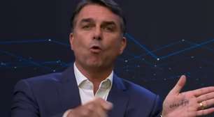 Flávio Bolsonaro faz cola na mão com a palavra 'corrupto' no debate e provoca Lula