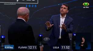Flávio Bolsonaro se irrita e cita votação no 1º turno para pedir 'respeito' a Lula: 'Eu tive 56 milhões de votos'