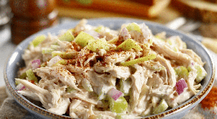 Salada cremosa de frango com iogurte: aprenda essa receita proteica e fácil para o jantar