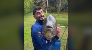 Goleiro do São Paulo, Rafael surpreende ao pescar peixe de 47kg que pode ter 30 anos