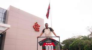 De la Cruz é homenageado por completar 100 jogos pelo Flamengo