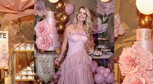 Vestido de princesa, flores gigantes e muito rosa: Karina Bacchi faz festa de 50 anos com ex-Tiazinha, ex-Ronaldinha e lançamento de revista evangélica; veja fotos