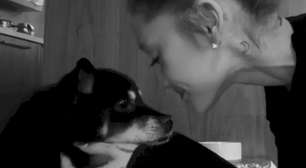 Ariana Grande presta homenagem e se despede de sua cachorra Coco após 17 anos