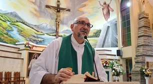 Padre morre após ser atingido por crucifixo em missa transmitida ao vivo no Equador