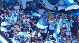 Torcedores do Grêmio estendem faixas de protesto: "Omissão e palanque"