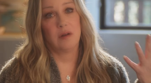 Christina Applegate chora ao contar que recebeu diagnóstico errado de esclerose múltipla: 'De volta à estaca zero'
