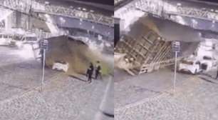 Caminhão carregado de serragem tomba sobre dois carros em Suzano