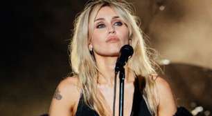 Em show, Miley Cyrus revela sinal sobrenatural recebido da madrinha Dolly Parton: 'Está aqui comigo'